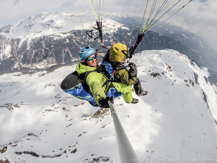 Den Boden unter den Füßen verlieren… …die absolute Freiheit erleben und mit den Vögeln um die Wette kreisen. Mit einem Gleitschirm-Tandemflug wird der Traum vom Fliegen wahr! Frei durch...